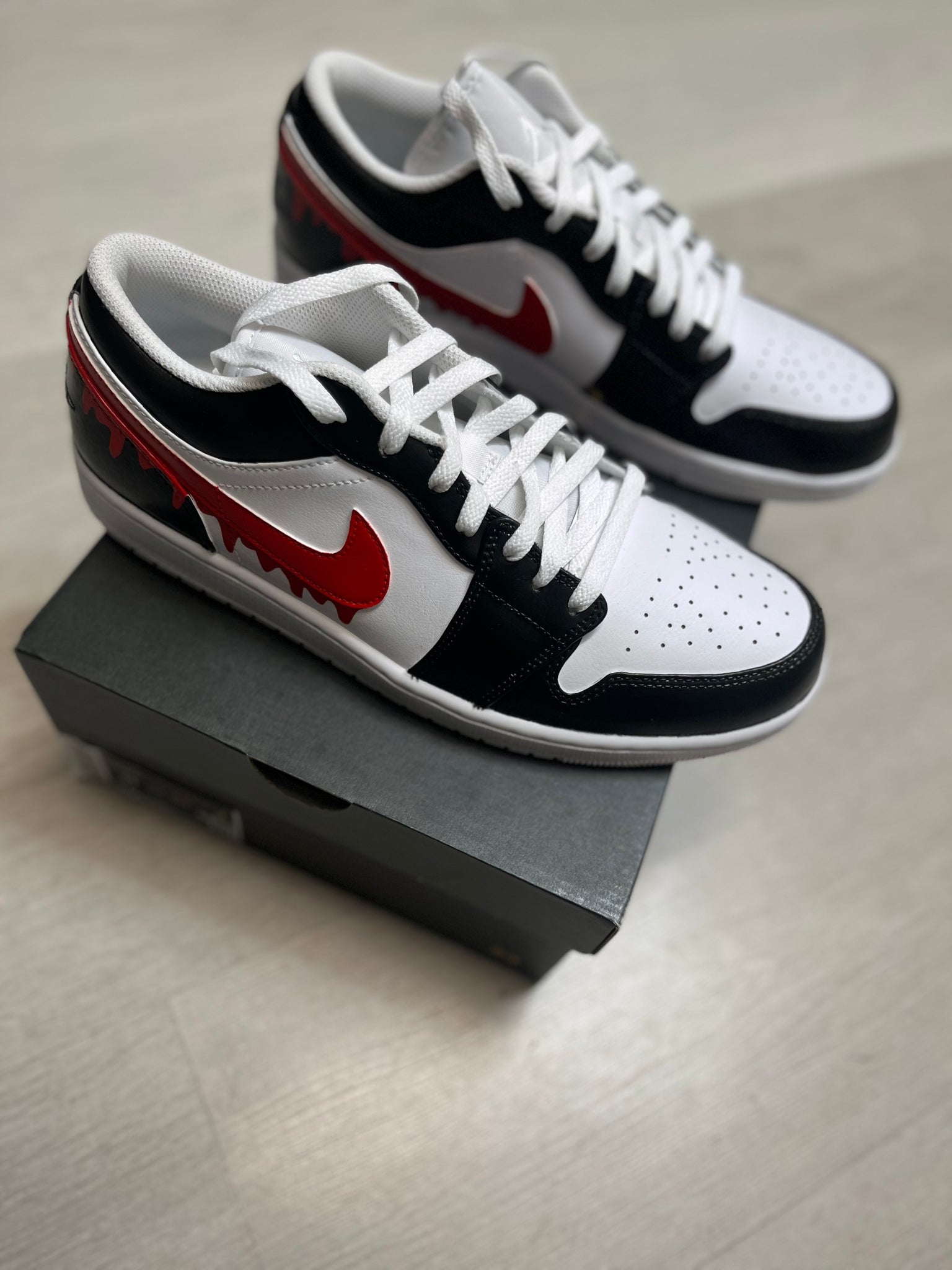 Jordan 1 Low Black / White - Gym Red